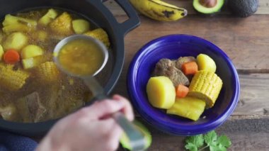 Kolombiyalı Sancocho. Bir tabak sancocho servis ediyorum. Kolombiya mutfağı konsepti.