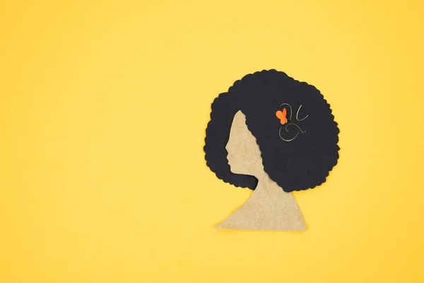 Silueta Cabeza Mujer Con Pelo Afro Cortado Papel Sobre Fondo — Foto de Stock