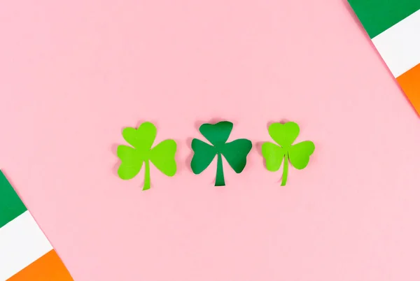 День Святого Патрика Три Листья Клевера Ирландскими Флагами Кремовом Фоне — стоковое фото