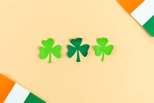 День Святого Патрика Три Листья Клевера Ирландскими Флагами Кремовом Фоне — стоковое фото