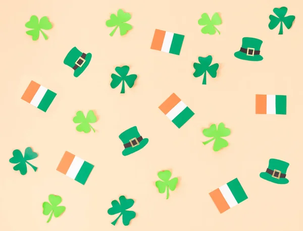 Patrick Day Patroon Met Papier Knipfiguren Roze Achtergrond Plat Gelegd — Stockfoto