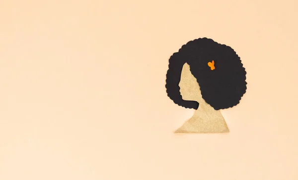 Silueta Mujer Con Pelo Afro Cortada Sobre Papel Sobre Fondo — Foto de Stock