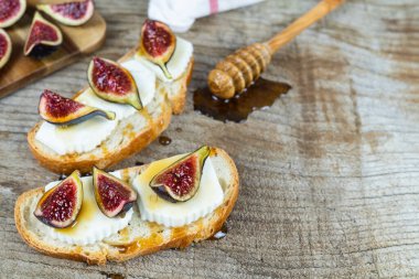 Taze peynirli incirler. Kopya alanı..