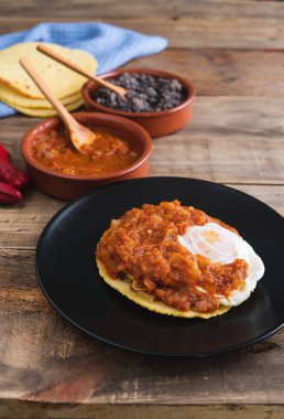 Huevos rancheros yemeği, tahtadan bir üste Meksika kahvaltısı. Meksika mutfağı. Boşluğu kopyala.