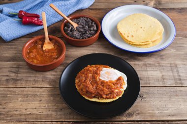 Huevos rancheros yemeği, tahtadan bir üste Meksika kahvaltısı. Meksika mutfağı. Boşluğu kopyala.