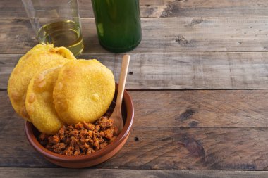 Picadillo ve sahanda yumurtalı mısır ekmeği. Bir şişe ve bir bardak Asturian şarabı. Tipik Asturian mutfağı. Boşluğu kopyala.