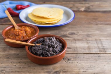 Tahta bir üste çiftçiler için Meksika usulü kahvaltı yumurtası yapma süreci. Meksika mutfağı. Boşluğu kopyala.