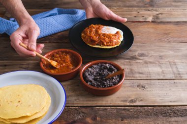 Huevos rancheros 'un özenle hazırlanmış hali. Meksika mutfağı. Boşluğu kopyala.