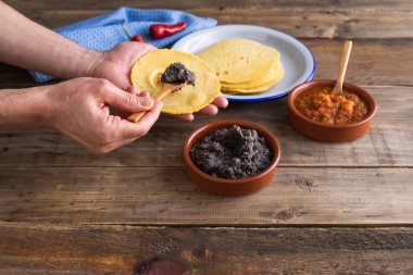 Tahta bir üste çiftçiler için Meksika usulü kahvaltı yumurtası yapma süreci. Meksika mutfağı. Boşluğu kopyala.