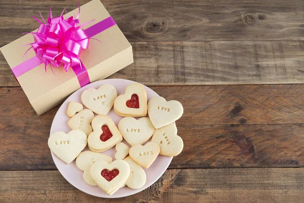 Nádobí Srdcovými Sušenkami Dřevěném Podstavci Koncept Valentýna Den Matek Výročí — Stock fotografie