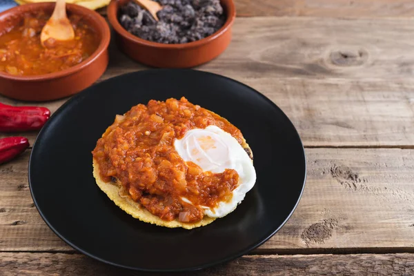 Huevos rancheros yemeği, tahtadan bir üste Meksika kahvaltısı. Meksika mutfağı. Boşluğu kopyala.