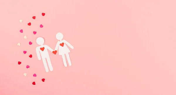 Sevgililer Günü. Kupa süslemeli pembe arka planda kağıt kesiği olan bir çift. Boşluğu kopyala