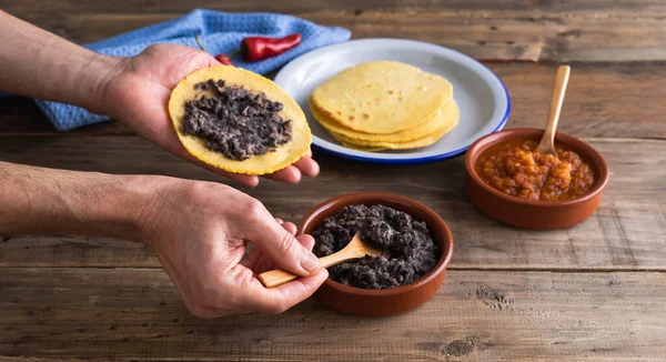 Tahta bir üste çiftçiler için Meksika usulü kahvaltı yumurtası yapma süreci. Meksika mutfağı. Boşluğu kopyala.