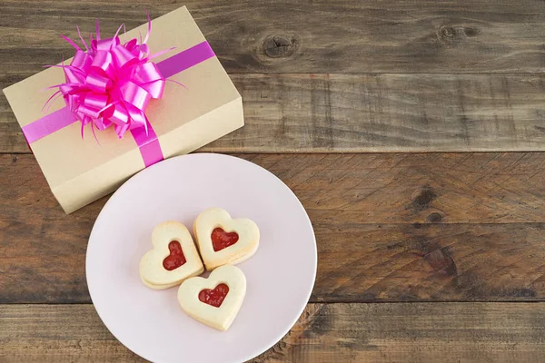 Nádobí Třemi Sušenkami Tvaru Srdce Dřevěném Podstavci Dárkovou Krabičkou Valentýna — Stock fotografie