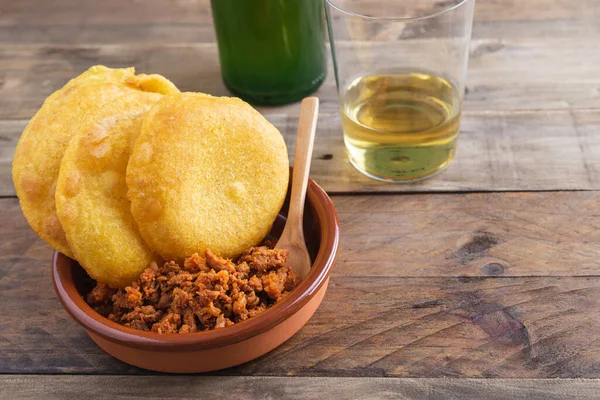 Picadillo ve sahanda yumurtalı mısır ekmeği. Bir şişe ve bir bardak Asturian şarabı. Tipik Asturian mutfağı. Boşluğu kopyala.