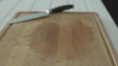 Biberler elle kesim tahtasına konur. Mutfak konsepti.