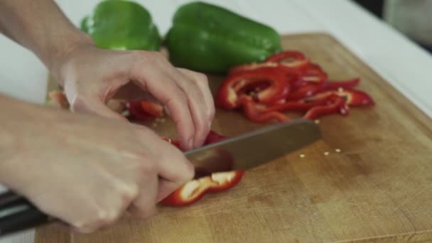 Poivrons Placés Main Sur Une Planche Découper Concept Cuisine — Video