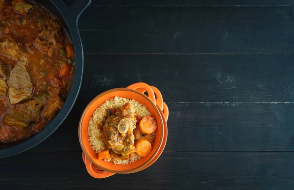 Schaal Met Lamsvlees Met Groenten Couscous Zwarte Houten Ondergrond Ramadan — Stockfoto