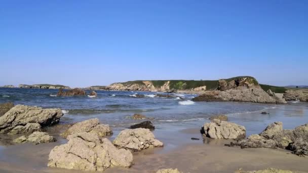 浪涌上海滩 浪涌上岩石 — 图库视频影像