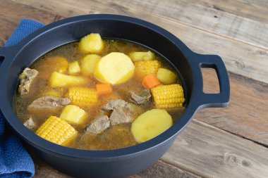 Kolombiya Sancocho 'su yeni yapılmış, tahta bir tabanda. Boşluğu kopyala.