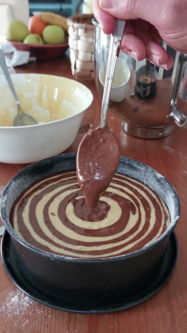 Gâteau Zèbre Processus Élaboration Versant Mélange Dans Moule Vidéo Verticale — Video