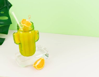 Buzlukta kaktüs şeklinde meyve süslemeli portakal suyu. Boşluğu kopyala.