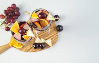 Meyve süslemeli iki bardak sangria. Geleneksel İspanyol içkisi. Uzayı kopyala Yüksek açı.