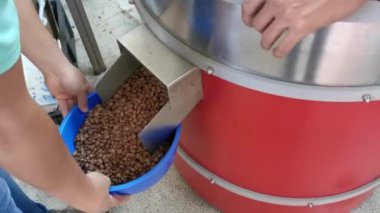 Kızartma makinesinden kızarmış kahve alıyordum. Kavrulmuş kahve çekirdeklerinin çıkış kapısı..
