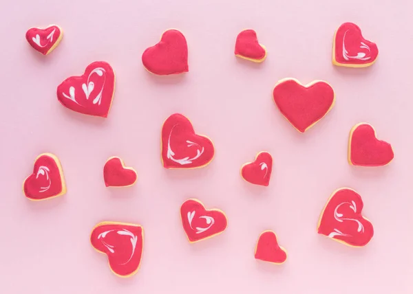 Sušenky Tvaru Srdce Různých Velikostí Růžovém Pozadí Ležel Valentýnský Koncept — Stock fotografie