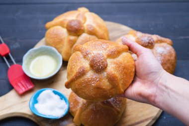 Üç parça Pan de Muerto. Ölüler Günü. Meksika tatili. Uzayı kopyala Tipik Meksika yemekleri..