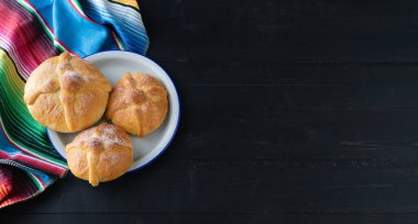 Siyah arka planda üç parça ekmek. Uzayı kopyala Ölüler günü. Meksika tatili.