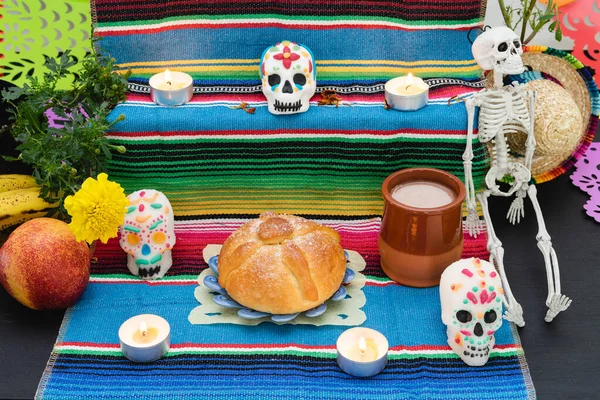 Pan de Muerto ve kafataslarıyla süslenmiş sunak. Ölüler Günü. Meksika tatili.