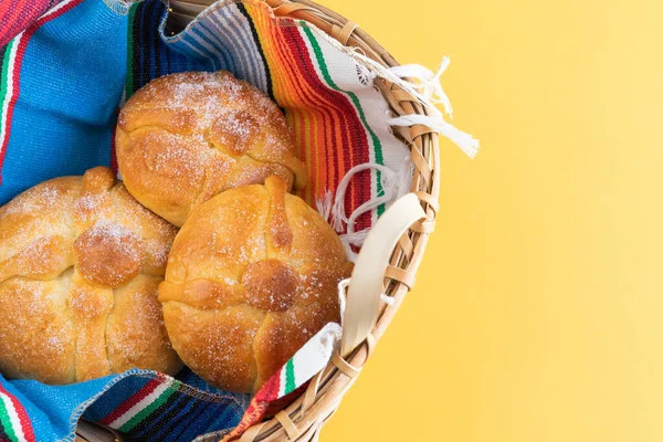 Pan de muerto en una canasta de madera. El día de los muertos. Vacaciones mexicanas. —  Fotos de Stock