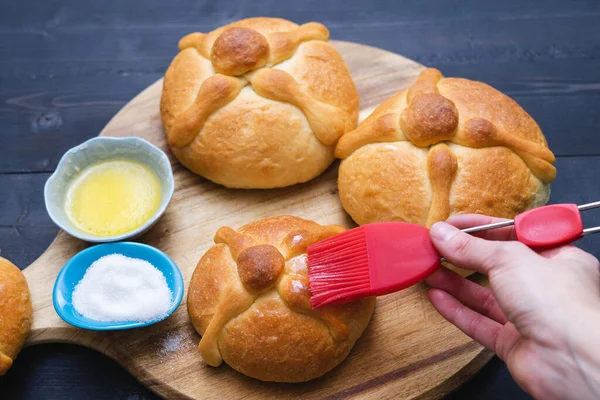 Trois morceaux de Pan de muerto. Jour des Morts. Des vacances mexicaines. Espace de copie. Nourriture mexicaine typique. — Photo