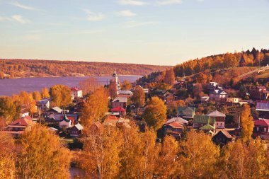 Küçük bir kasabada sonbahar manzarası