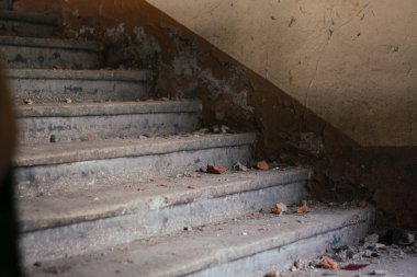 Kirli, tozlu terk edilmiş merdivenler.