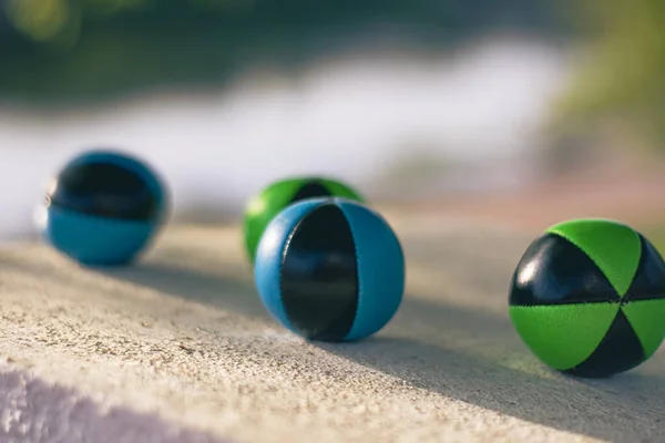 Taşın üzerinde dört hokkabazlık topu.