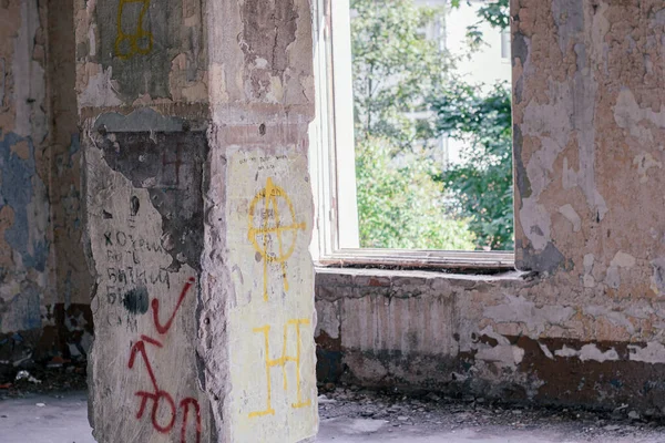 Terk edilmiş bir binada yazılı sütun