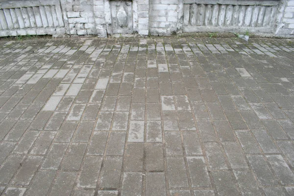 yağmurdan sonra ıslak tuğla yolu