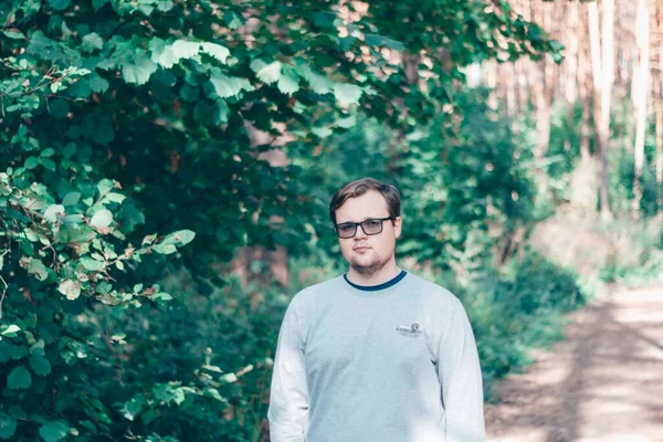 Ormandaki gözlüklü adam