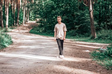 Sportif adam ormanda dolaşıyor.