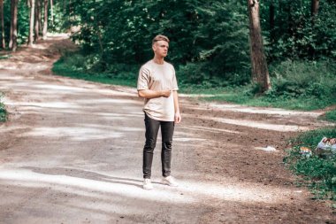 Sportif adam ormanda dolaşıyor.