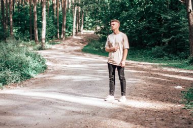 Sportif adam ormanda dolaşıyor.