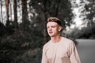 Sportif adam ormanda dolaşıyor.