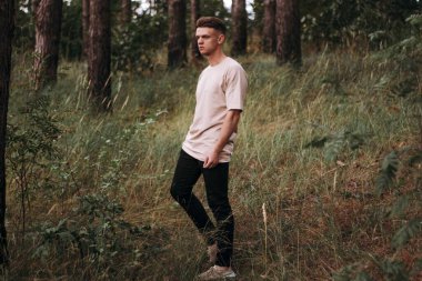 Sportif adam ormanda dolaşıyor.