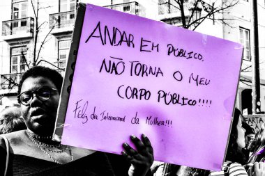 Lizbon, Portekiz-8 Mart 2020: Camoes Meydanı 'nda Uluslararası Kadınlar Günü için feminist bayrak gösteren siyah kadın protestosu