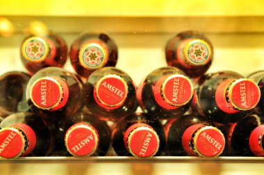 Alicante, İspanya - 16 Ocak 2019: Barda çeşitli uluslararası biralar bulunan buzdolabı