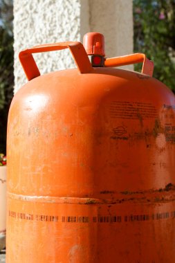 Madrid, İspanya - 17 Ocak 2021: İspanya 'da geleneksel metal bütan gazı şişesi