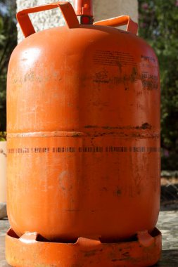 Madrid, İspanya - 17 Ocak 2021: İspanya 'da geleneksel metal bütan gazı şişesi