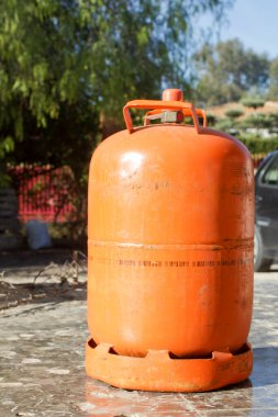 Madrid, İspanya - 17 Ocak 2021: İspanya 'da geleneksel metal bütan gazı şişesi